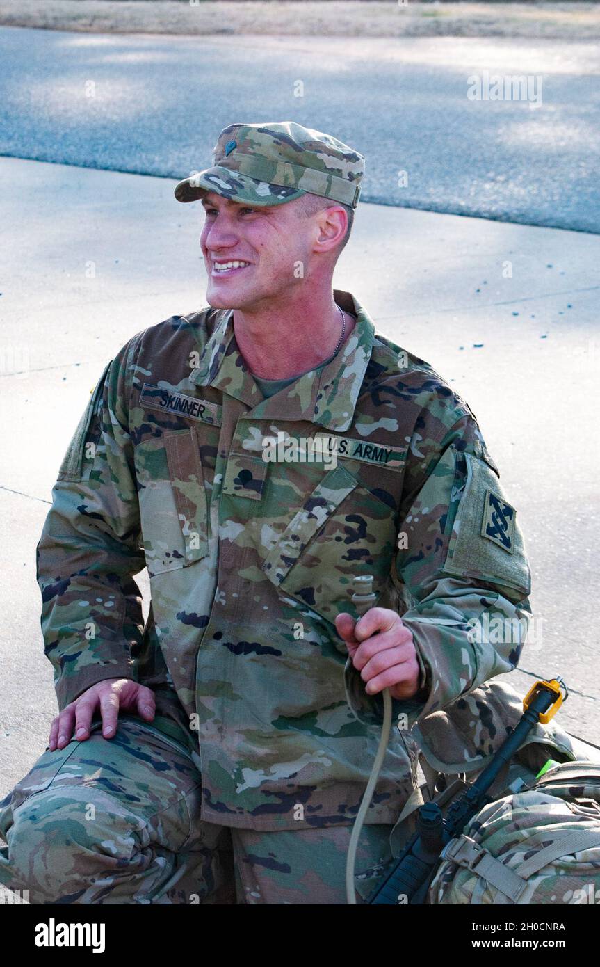 SPC der US-Armee. Omid A. Skinner, ein Kraftfahrzeugbetreiber der 441st Transportation Company mit Sitz in New Orleans, ruht nach einem 7-Meilen-Ruck-marsch während des 642. Regional Support Group’s Best Warrior Competition am 24. Januar 2021 in Fort McClellan, Ala. Skinner gewann den besten Soldaten im Wettbewerb und wurde im März zum 143. Sustainment Command (Expeditionary) Best Warrior Event zugelassen. Stockfoto