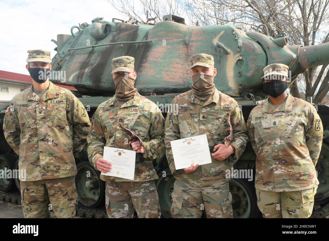 Die 642. Regional Support Group gab die Gewinner des jährlichen Wettbewerbs „Beste Krieger“ in Fort McClellan, Alabama, bekannt., 24. Januar 2021. SPC der US-Armee. Omid A. Skinner mit 441st Transportation Company und Sgt. Adam Smith aus der 1. Klasse des 145. Theatre Movement Control Elements erhielt nach vier Tagen intensiver Herausforderungen, darunter einem 7-Meilen-Ruck-marsch, einem Landnavigationskurs und einer Gewehr-Schießkunst, höchste Auszeichnungen. Skinner gewann den am besten eingetragenen Soldaten und Smith war der beste NCO unter den Konkurrenten. Beide werden die Brigade beim 143. Sustainment Command (Expeditionary) Best Warrior Comp vertreten Stockfoto