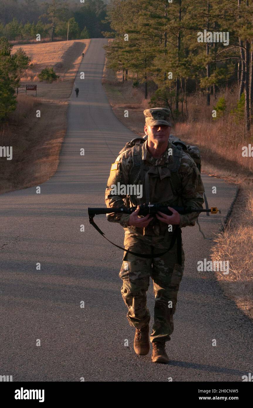 US Army Sgt. 1. Klasse Adam Smith, ein Operationsfeldwebel des 145. Theatre Movement Control Elements mit Sitz in Anniston, Alabama, wandert während eines 7 Meilen langen Rucks am 24. Januar 2021 im Rahmen des 642. Regional Support Group Best Warrior Competition in Fort McClellan einen Hügel hinauf. Ala. Smith hat sich den besten NCO-Platz im Wettbewerb erkämpft und ist nun berechtigt, am 143. Sustainment Command (Expeditionary) Best Warrior Event im März teilzunehmen. Stockfoto