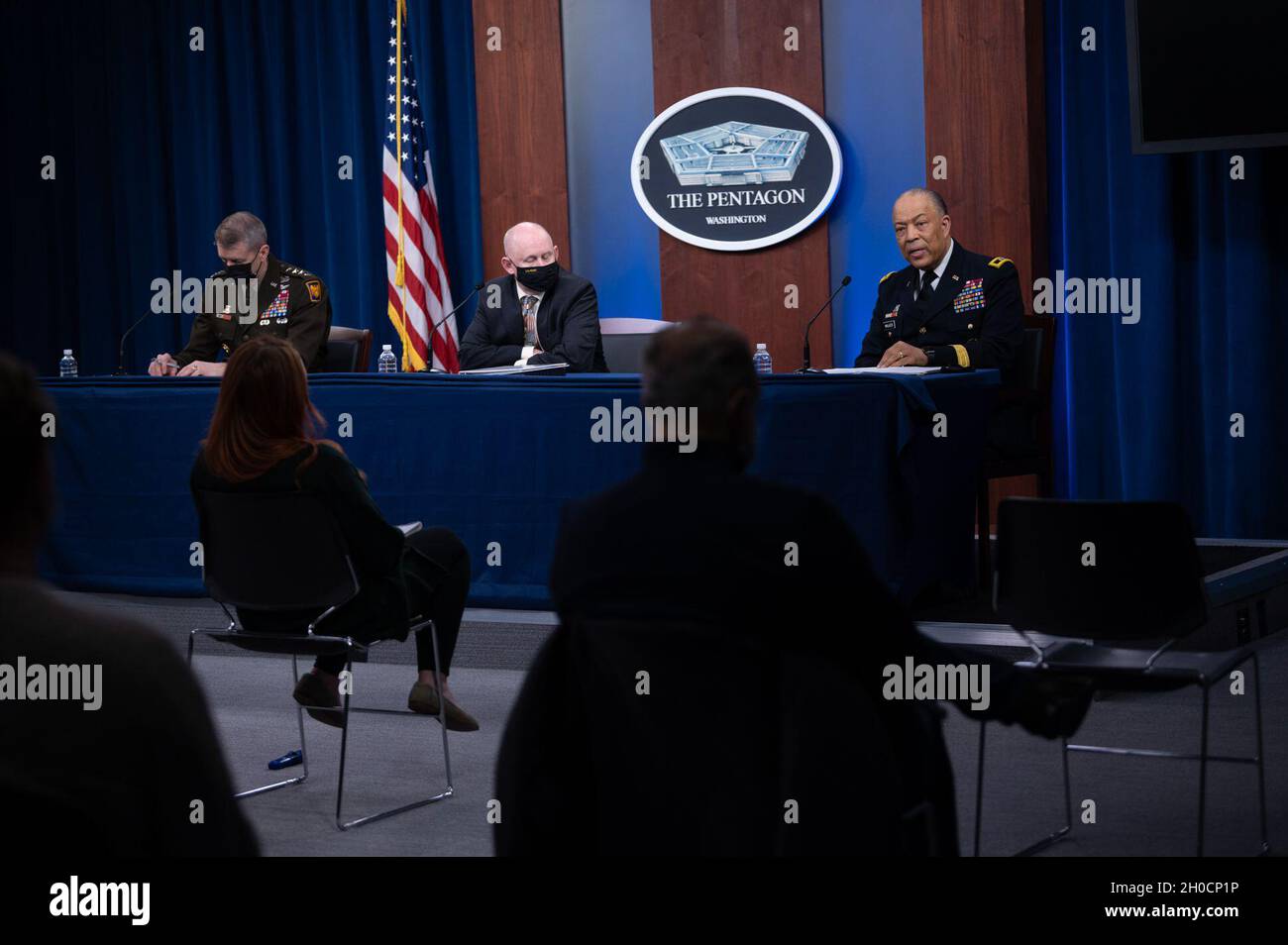 Der Chef des National Guard Bureau, Army Gen. Daniel R. Hokanson, der amtierende Armeeminister John E. Whitley und der kommandierende General der District of Columbia National Guard, Army Maj. General William J. Walker, informieren die Medien, das Washington, D.C., Januar 25, 2021. Stockfoto