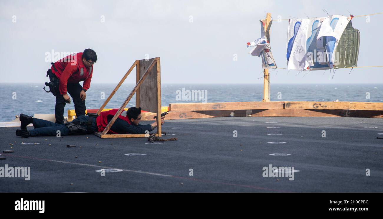 210125-N-LD903-1061 INDISCHER OZEAN (JAN 25, 2021) – Seaman David Alcala, Spezialist für Logistik der US-Marine, feuert während einer Live-Feuerübung an Bord des amphibischen Angriffsschiffes USS Makin Island (LHD 8) eine M9-Pistole. Die Makin Island Amphibious Ready Group und die 15. Marine Expeditionary Unit führen Operationen im Zuständigkeitsbereich der 6. US-Flotte durch. Stockfoto