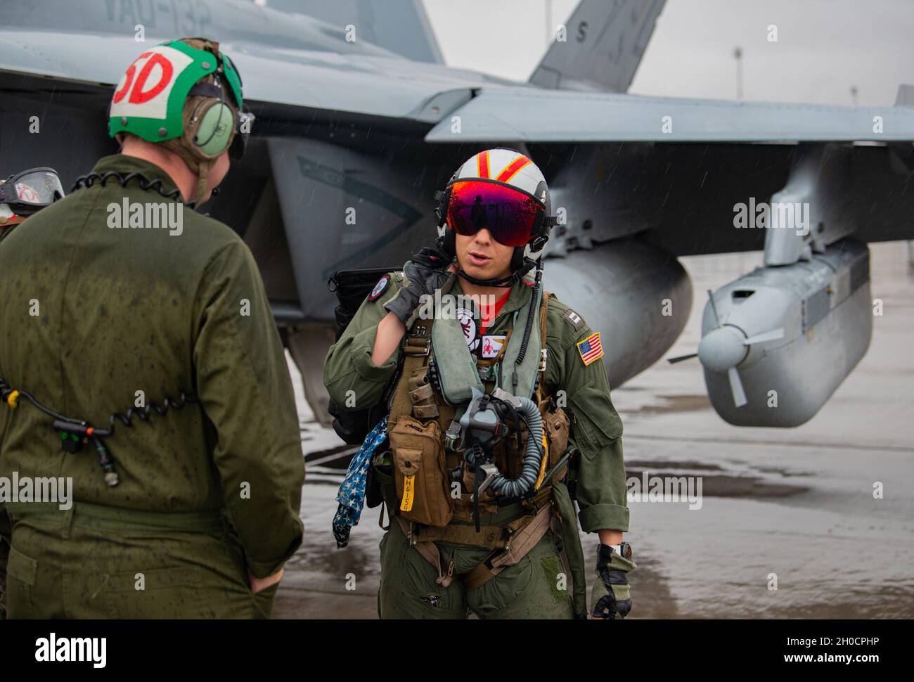 Ein Pilot und Flieger der US-Marine, der dem Electronic Attack Squadron 140 auf der Naval Air Station Whidbey Island, Washington, zugewiesen wurde, spricht nach einer Wartungsprüfung vor dem Flug am 25. Januar 2021. Die U.S. Navy nimmt an der Red Flag 21 Teil, einer Übung, die den Flugbesatzungen die Erfahrung mehrerer, intensiver Luftkampfsorties bietet, die über 12,000 Quadratmeilen Trainingsraum nutzen. Stockfoto