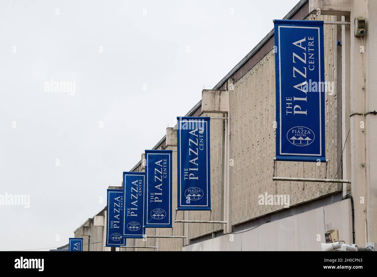 Die Beschilderung Zum Piazza Center, Huddersfield Stockfoto