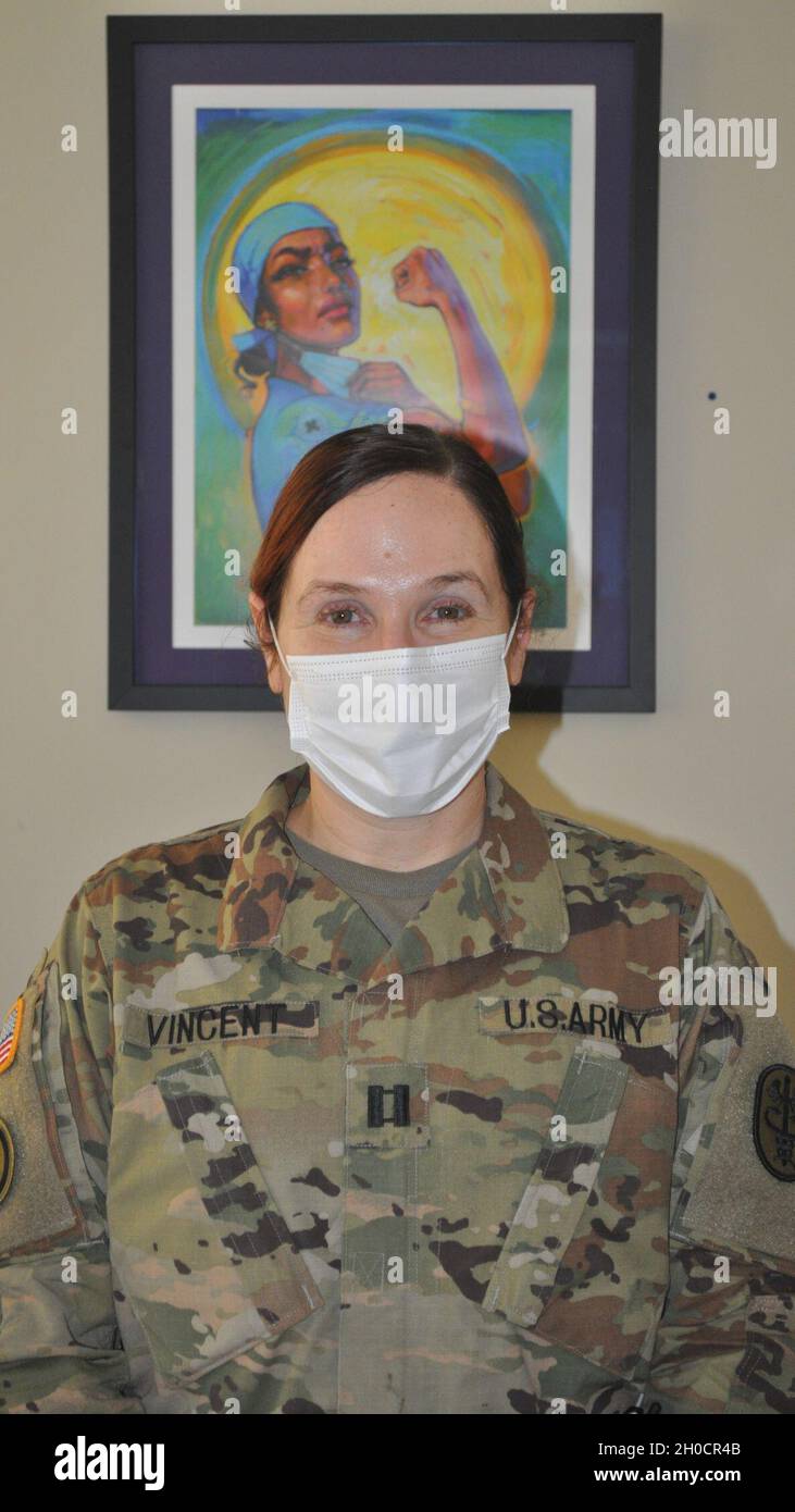 Die für Labor & Delivery verantwortliche klinische Krankenschwester des Martin Army Community Hospital, Capt. Andrea Vincent, half bei der ANC-Feier zum 120-jährigen Bestehen des Bundeskrankenhauses dabei, die Vielfalt innerhalb des Army Nurse Corps zu beleuchten. Stockfoto