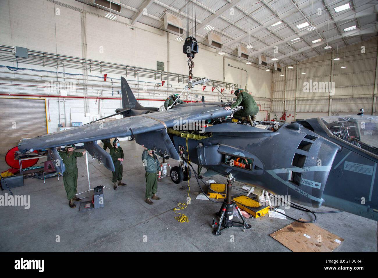 Marines bringen den Flügel eines AV-8B Harrier II an der Marine Corps Air Station Yuma, Arizona, am 25. Januar 2021 wieder an. Marines mit Marine Attack Training Squadron 203 (VMAT-203), die in einer ungewohnten Umgebung mit Kampfmitteln trainiert wurden, um die Fähigkeiten in kritischen Missionsfähigkeiten wie Taktiken in geringer Höhe, komplexe Manöver und Nahluftunterstützung zu verbessern. VMAT-203 ist eine untergeordnete Einheit des 2nd Marine Aircraft Wing, des Luftkampfelements der II Marine Expeditionary Force. Stockfoto