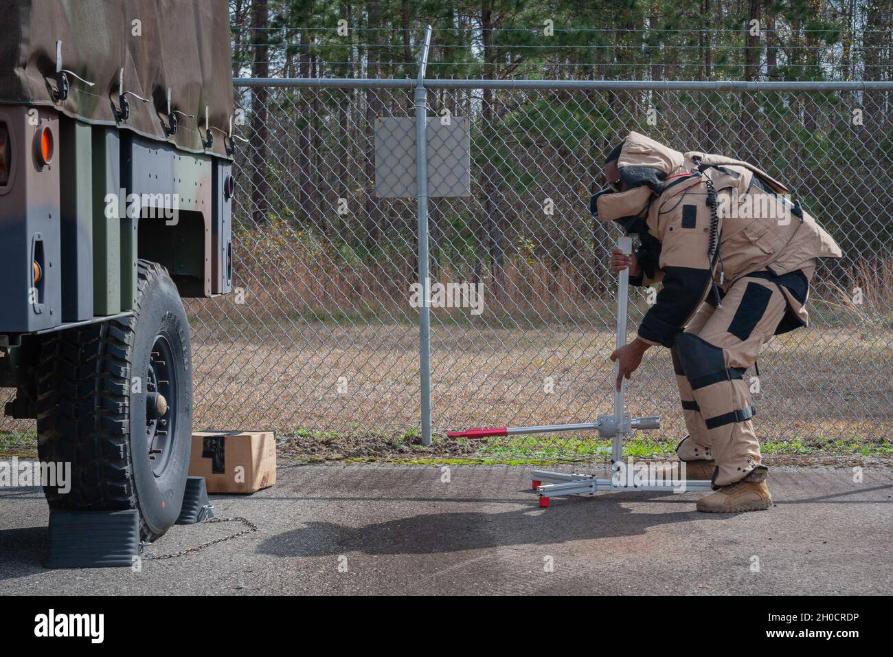 Technik. Sgt. Gregory Jackson, 71. Rettungsgeschwader NCO, verantwortlich für Waffen und Taktik, nimmt an einer simulierten Bombenaktivität während einer Emerge Moody Tour am 25. Januar 2021 auf der Moody Air Force Base, Georgia, Teil. Emerge Moody ist eine ausgewählte Gruppe von Luftmännern, die als technischer Sergeant eingestuft wurden, und darunter Offiziere der Unternehmensklasse und zivile Luftmänner, die den Rang GS-9 und darunter haben. Diese Gruppe von Airmen besuchte verschiedene Einheiten in jeder Gruppe auf Basis, um mehr über die verschiedenen Missionen zu erfahren, die Moody im Kampf halten. Stockfoto