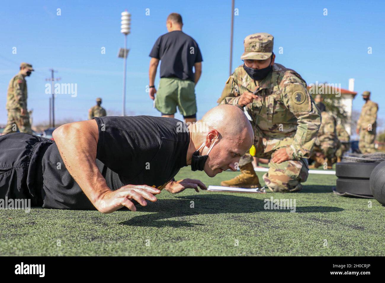 US Army LT. Col. Mark A. Katz, Kommandant des US Army South Headquarters und des Bataillons des Hauptquartiers, führt während des Army Combat Fitness Tests auf der gemeinsamen Basis San Antonio - Fort Sam Houston, Texas, 25. Januar 2021 die Handfreigabe durch. Der Army Combat Fitness Test verbindet Fitness besser mit Kampfbereitschaft für alle Soldaten. Stockfoto