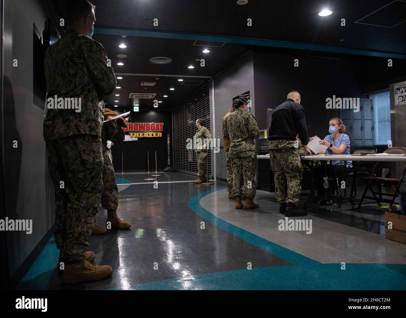 SASEBO, Japan (Jan 26, 2021) – Sasebo Rettungskräfte, Check-in, um einen Moderna COVID-19-Impfstoff an Bord zu erhalten Commander, Fleet Activities Sasebo 26. Januar 2021. Die Verabreichung des Impfstoffs erfolgt vorrangig und erfolgt in Phasen, beginnend mit dem Personal des Gesundheits- und Notfalldienstes (Phase 1a) bis hin zu gesunden Mitgliedern der Basispopulation (Phase 3). Stockfoto