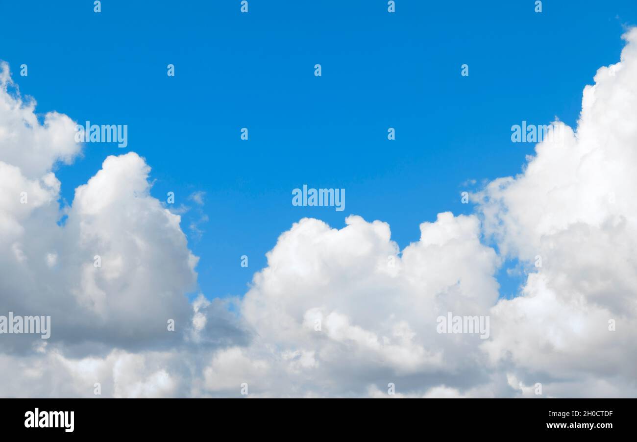 Cumulus Wolken am blauen Himmel, natürlicher Hintergrund Stockfoto