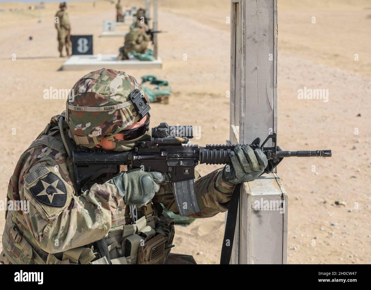 Soldaten mit 2. Panzerbrigade-Kampfteam, 1. Panzerdivision qualifizieren sich für ihre Einzelwaffen in der Nähe von Camp Buehring, Kuwait, 26. Januar 2021. Training und Qualifikation – Individual Weapons (TC 3-20.40) wurde aktualisiert, um neue Qualifikationsstandards zu integrieren, die Soldaten dazu auffordern, aus zusätzlichen Schusspositionen zu feuern. Stockfoto