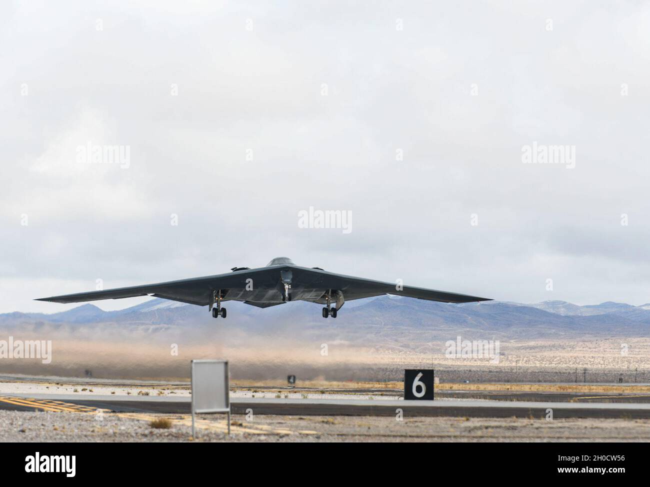 Ein B-2 Spirit Stealth-Bomber hebt während der Roten Flagge 21 auf der Nellis Air Force Base, Nevada, am 26. Januar 2021 ab. Die Tarneigenschaften der B-2 geben ihr die Möglichkeit, in die ausgefeilteste Verteidigung eines Gegners einzudringen und seine wertvollsten, stark verteidigten Ziele zu bedrohen, ohne dass Gegner erkennen, verfolgen und eingreifen. Stockfoto