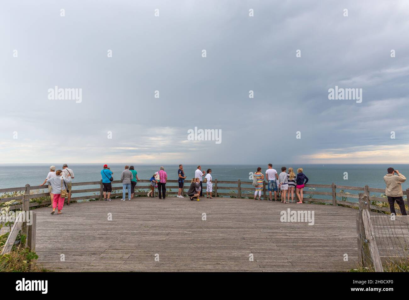 Mehrere Touristen beobachten das Meer vom belvedere von Cap Gris-Nez, Frankreich Stockfoto