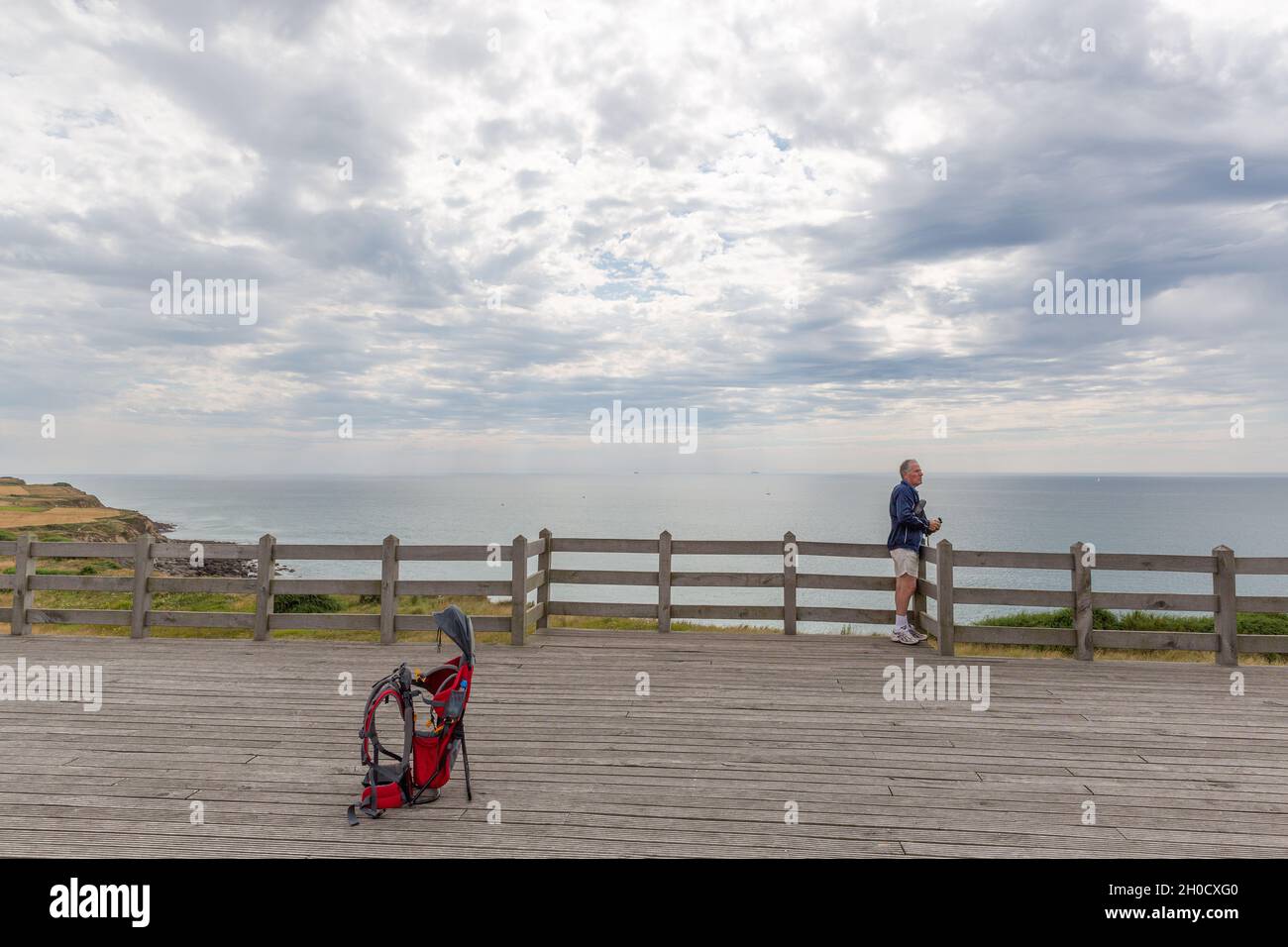 Wanderer, nachdem er seinen Rucksack hingelegt und das Meer vom Vorgebirge des Cap Gris-Nez, Frankreich, betrachtet hatte Stockfoto