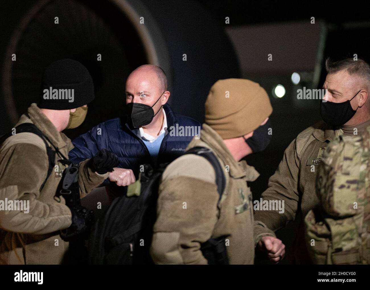 Der Gouverneur von Utah, Spencer Cox, und der Befehlshaber der Utah National Guard, Major General Michael Turley, begrüßen die Soldaten, als sie am 27. Januar 2021 zur Roland R. Wright Air National Guard Base in Salt Lake City, Utah, zurückkehren. Die Soldaten, die aus Washington, D.C., zurückkehrten, erweiterten die lokalen Strafverfolgungsbehörden und die zivilen Behörden im Nations Capitol während der Eröffnungswoche. Stockfoto