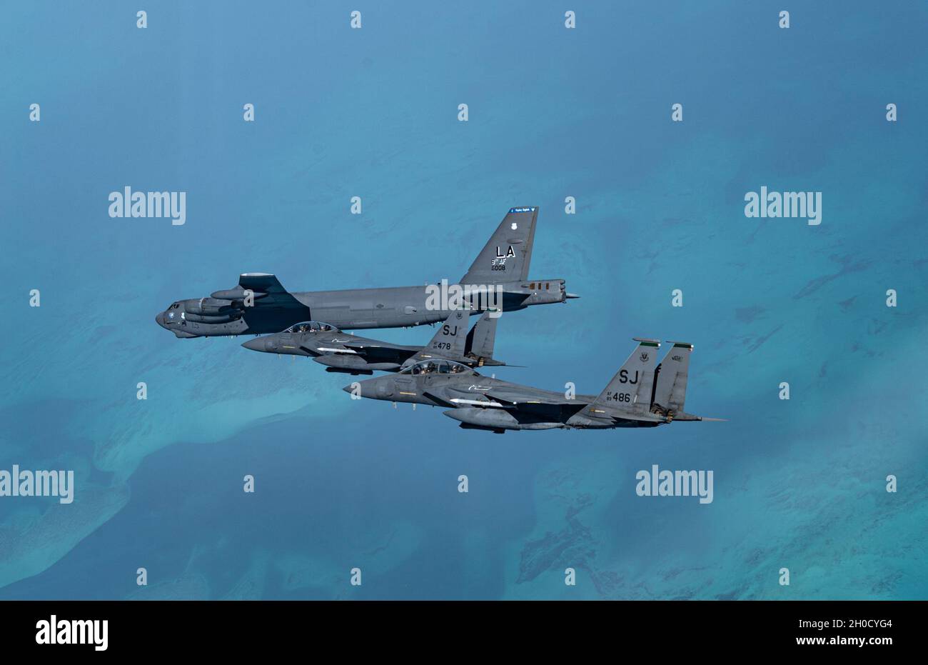 Eine Stratofortress der US Air Force B-52 von der Barksdale Air Force Base fliegt in Formation mit F-15E Strike Eagles über den Verantwortungsbereich des U.S. Central Command am 27. Januar 2021. Der B-52 Stratofortress ist ein schwerer Langstreckenbomber, der in der Lage ist, mit hohen Unterschallgeschwindigkeiten in Höhen von bis zu 50,000 Fuß zu fliegen und mit nuklearer oder präzisionsgesteuerter konventioneller Sprengkraft mit globaler Reichweite-Präzisionsnavigationsfähigkeit arbeiten kann. Stockfoto