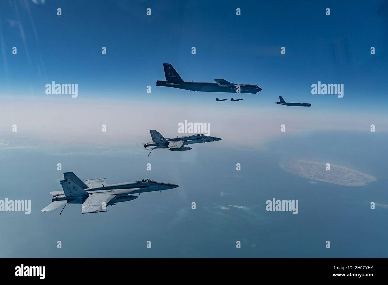 U.S. Air Force B-52 Stratofortressen von der Barksdale Air Force Base fliegen in Formation mit F-15E Strike Eagles und U.S. Navy F/A-18 Hornets über den Verantwortungsbereich des U.S. Central Command am 27. Januar 2021. Der B-52 Stratofortress ist ein schwerer Langstreckenbomber, der in der Lage ist, mit hohen Unterschallgeschwindigkeiten in Höhen von bis zu 50,000 Fuß zu fliegen und mit nuklearer oder präzisionsgesteuerter konventioneller Sprengkraft mit globaler Reichweite-Präzisionsnavigationsfähigkeit arbeiten kann. Stockfoto