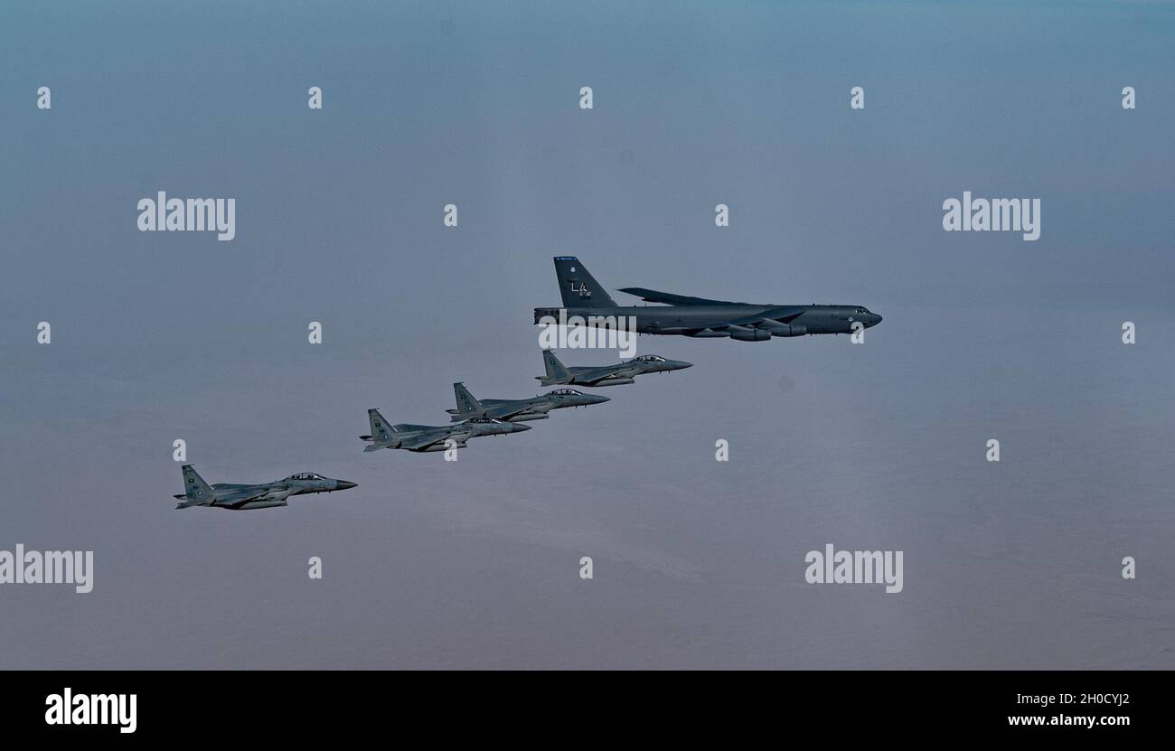 Eine US Air Force B-52 Stratofortress von der Barksdale Air Force Base fliegt in Formation mit Saudi Royal Air Force Kampfflugzeugen über den Verantwortungsbereich des U.S. Central Command am 27. Januar 2021. Der B-52 Stratofortress ist ein schwerer Langstreckenbomber, der in der Lage ist, mit hohen Unterschallgeschwindigkeiten in Höhen von bis zu 50,000 Fuß zu fliegen und mit nuklearer oder präzisionsgesteuerter konventioneller Sprengkraft mit globaler Reichweite-Präzisionsnavigationsfähigkeit arbeiten kann. Stockfoto