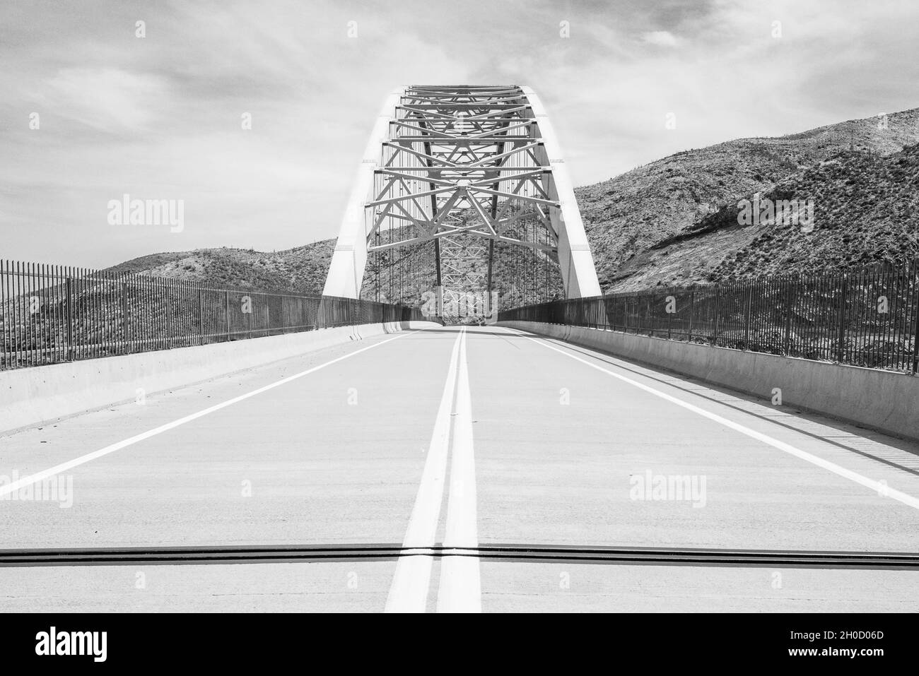 Theodore Roosevelt Lake Bridge, Stahlbogenbrücke über den See zwischen Gila County und Maricopa County, AZ Stockfoto