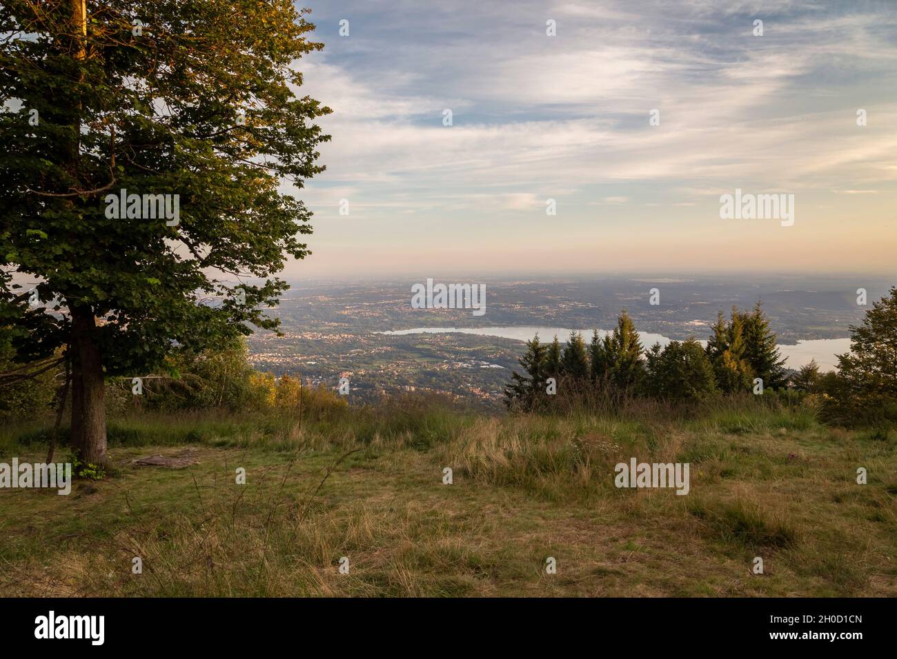 Blick auf den Varese-See vom Aussichtspunkt Punta di Mezzo am Campo dei Fiori bei Sonnenuntergang. Campo dei Fiori, Varese, Parco Campo dei Fiori, Lombardei, Italien. Stockfoto