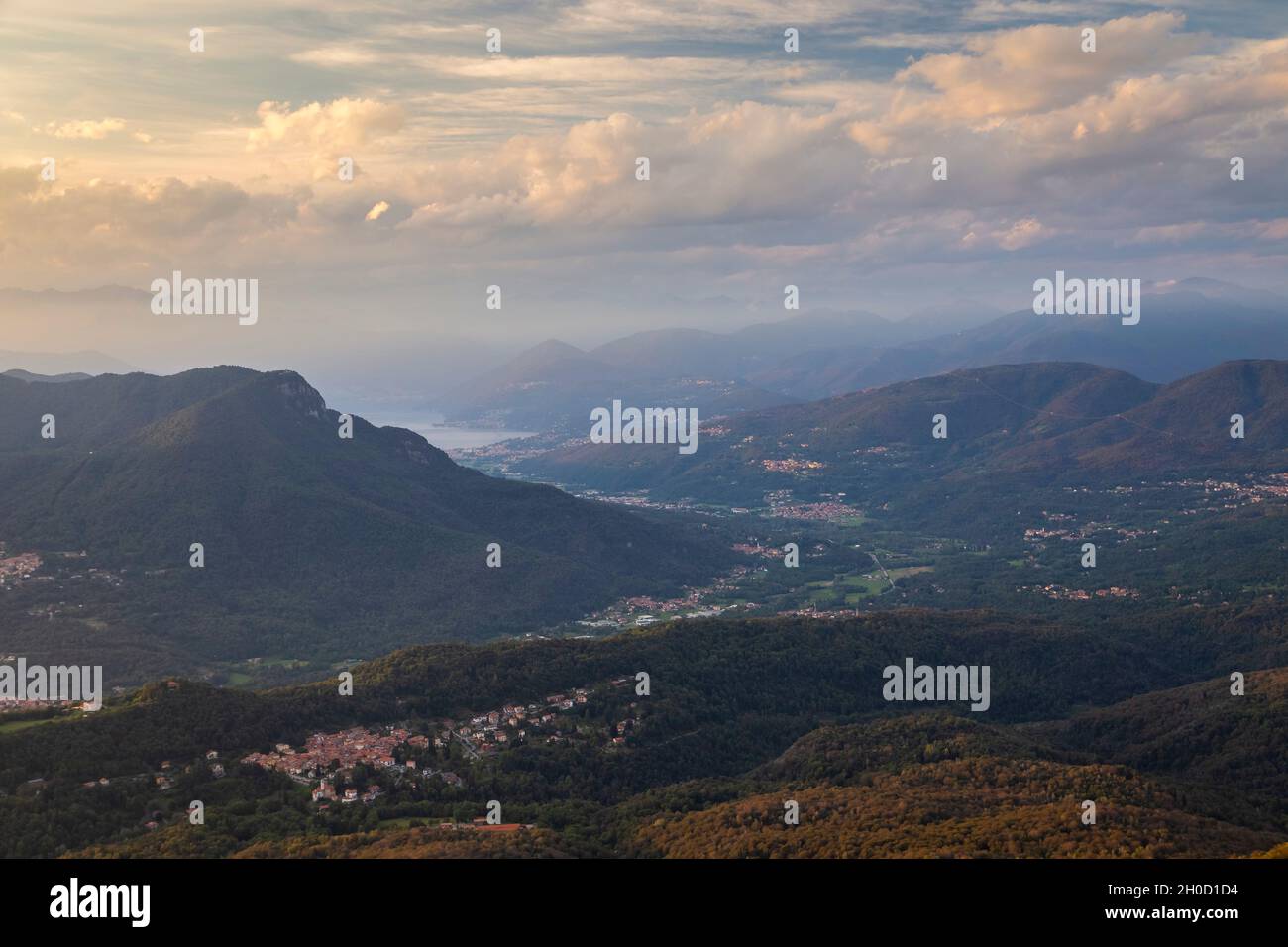 Blick auf die Umgebung von Campo dei Fiori vom Aussichtspunkt von Punta di Mezzo bei Sonnenuntergang. Campo dei Fiori, Varese, Lombardei, Italien. Stockfoto