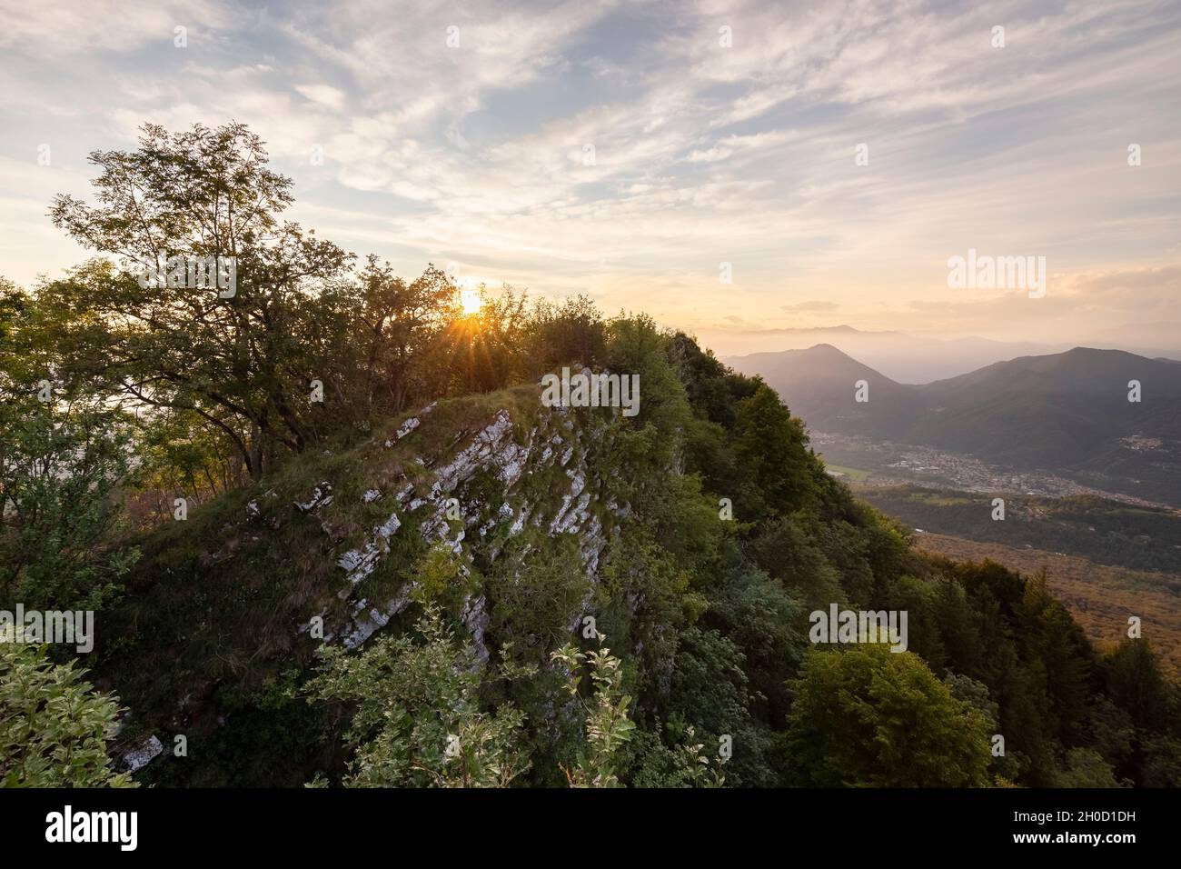Blick auf die Berge rund um den Campo dei Fiori von Punta di Mezzo bei Sonnenuntergang. Campo dei Fiori, Varese, Parco Campo dei Fiori, Lombardei, Italien. Stockfoto