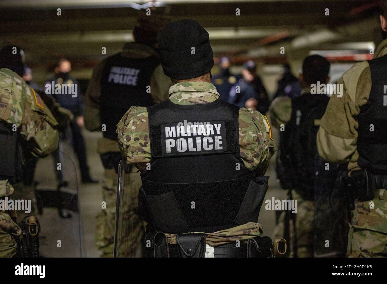 Ein Soldat mit dem 115. Militärpolizisten-Bataillon der Maryland Army National Guard in Salisbury, Maryland, hört sich am 27. Januar 2021 bei einer gemeinsamen Trainingsveranstaltung in Washington D.C. Anweisungen der US Capitol Police an. Die MDNG erhielt von der USCP eine Schulung zum Kennenlernen weniger tödlicher Waffen und ziviler Unruhen. Die Nationalgarde wurde aufgefordert, die Strafverfolgungsbehörden der Bundesstaaten bis Mitte März mit Sicherheit, Kommunikation, medizinischer Evakuierung, Logistik und Sicherheitsunterstützung für staatliche, Bezirks- und Bundesbehörden zu unterstützen. Stockfoto