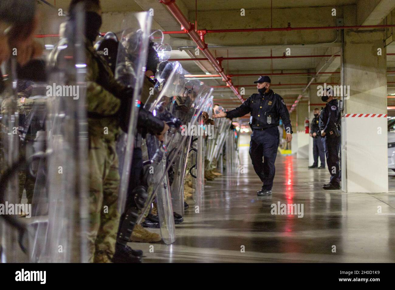 Der Offizier Jerry L. Buhaj, Kommandeur der zeremoniellen Einheit der US-Polizei Capitol, erteilt den Soldaten des 115. Militärpolizisten-Bataillons der Maryland Army National Guard in Salisbury, Maryland, Und Mitglieder der US Capitol Police während einer gemeinsamen Trainingsveranstaltung in Washington D.C., am 27. Januar 2021. Die MDNG erhielt von der USCP eine Schulung zum Kennenlernen weniger tödlicher Waffen und ziviler Unruhen. Die Nationalgarde wurde aufgefordert, die Strafverfolgungsbehörden des Bundes weiterhin mit Sicherheit, Kommunikation, medizinischer Evakuierung, Logistik, Stockfoto