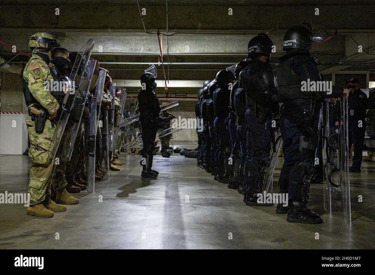 Am 27. Januar 2021 nehmen Mitglieder der US-Polizei des Kapitols und Soldaten des 115. Militärpolizei-Bataillons der Maryland Army National Guard in Salisbury, Maryland, an einer gemeinsamen Trainingsveranstaltung in Washington D.C., Teil. Die MDNG erhielt von der USCP eine Schulung zum Kennenlernen weniger tödlicher Waffen und ziviler Unruhen. Die Nationalgarde wurde aufgefordert, die Strafverfolgungsbehörden der Bundesstaaten bis Mitte März mit Sicherheit, Kommunikation, medizinischer Evakuierung, Logistik und Sicherheitsunterstützung für staatliche, Bezirks- und Bundesbehörden zu unterstützen. Stockfoto
