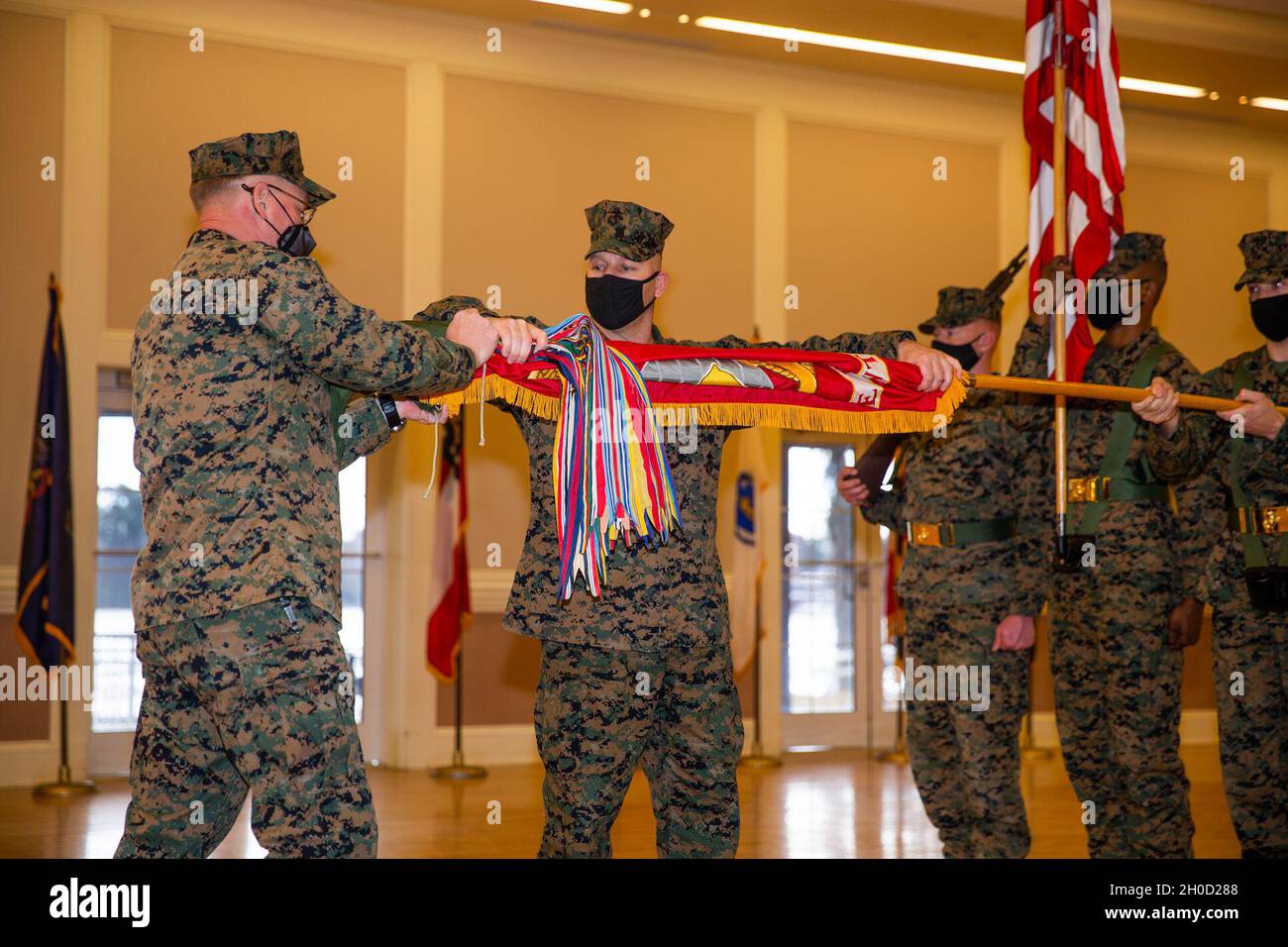 US Marine Corps Col. John H. Rochford, der Kommandeur des 8. Marine-Regiments, und Sgt. Maj. Keith D. Hoge, der Hauptfeldwebel der 8. Marine Reg., beide mit der 2d Marine Division, hat während einer Deaktivierungszeremonie auf Camp Lejeune, N.C., am 28. Januar 2021 die Regimentsfarben in den Fall gestellt. Das Regiment hatte insgesamt 68 Jahre gedient und wird nun gemäß dem Truppenentwurf 2030 des Kommandanten des Marine Corps deaktiviert. Stockfoto