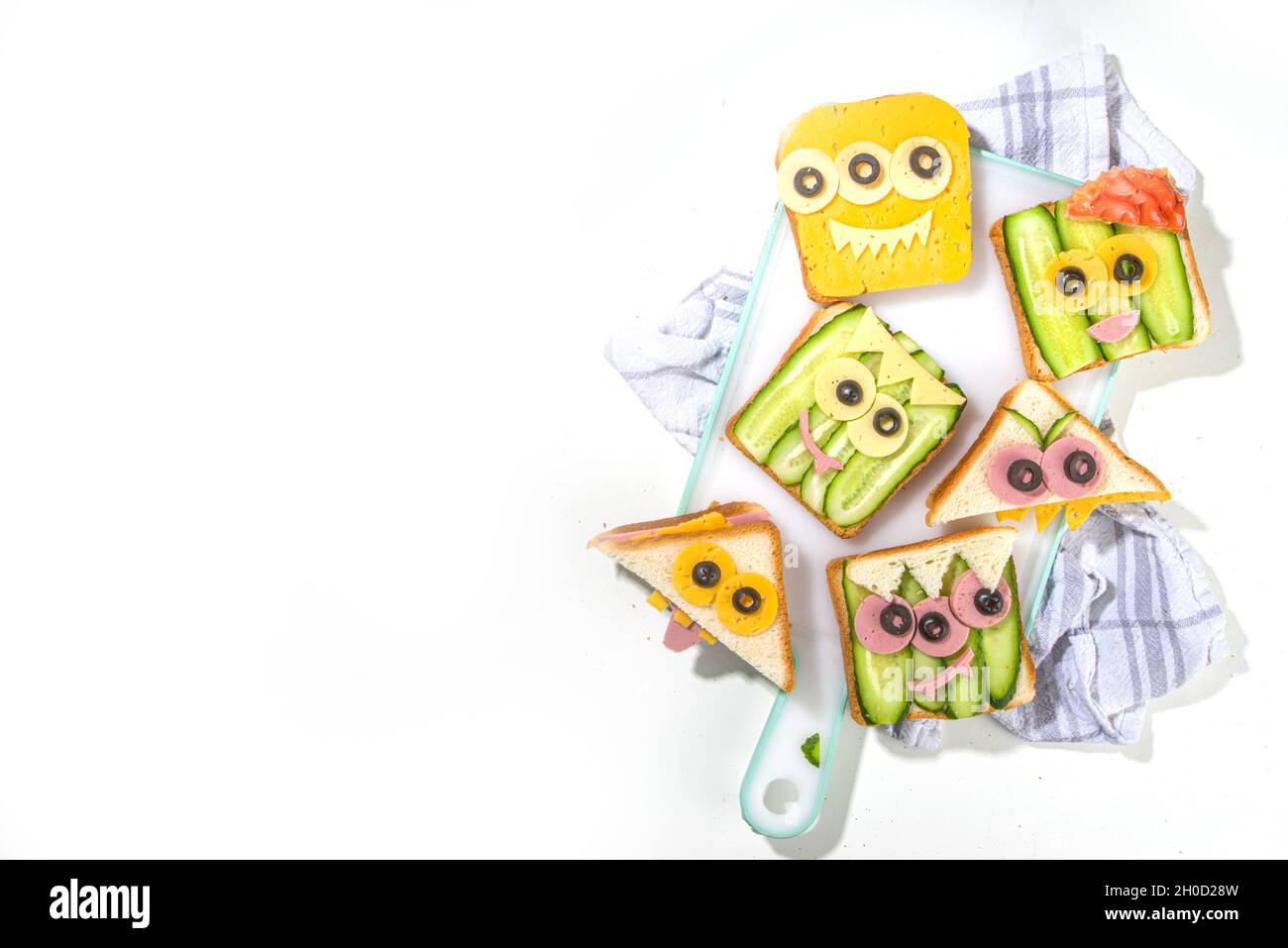 Verschiedene lustige Monster Halloween Sandwiches. Set Sortiment kreative Frühstück Snack Toast mit Käse, Halloween Kinder Party Essen, Draufsicht Stockfoto