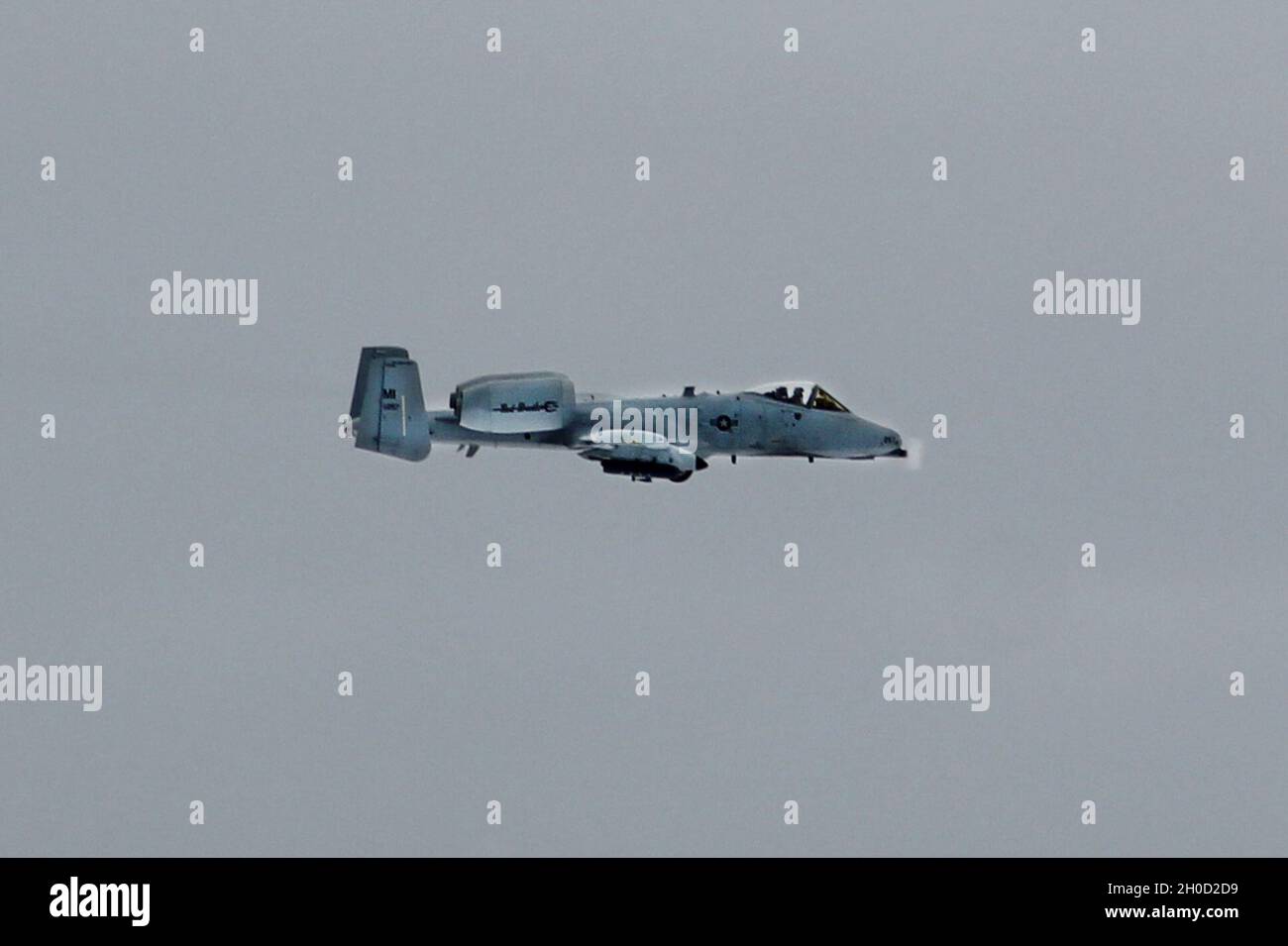 Ein A-10 Thunderbolt II-Angriffsflugzeug, das von der 107. Jagdgeschwader, 127. Flügel, Michigan Air National Guard, geflogen wird, beginnt während des Winterstreiks 21 im Camp Greyling Manöver Training Center, mich., 27. Januar 2021, einen Schusslauf gegen ein Bodenziel. Bekannt als die Red Devils, ist die 107. FS von Michigan eine der ältesten militärischen Flugeinheiten des Landes, Der Winterstreik 21 wurde 1917 zum ersten Mal für den Ersten Weltkrieg gegründet und ist eine Veranstaltung zur Bereitschaft bei kaltem Wetter, die im Rahmen der Northern Strike-Übungsserie stattfindet und die unvergleichlichen Einrichtungen der Michigan National Guard als Veranstaltungsort für US- und Koalitionstruppen bietet Stockfoto