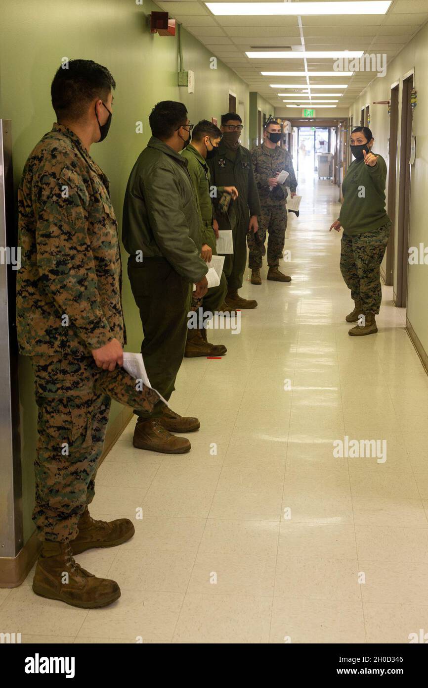 US-Marineinfanteristen und Matrosen warten auf den Erhalt des COVID-19-Impfstoffs im Marine Centered Medical Home 22 des Marine Corps Base Camp Pendleton, Kalifornien, 29. Januar 2021. COVID-19-Impfstoffe werden in einem schrittweisen Ansatz verabreicht, wobei die Mitarbeiter im Gesundheitswesen und die Ersthelfer sowie die geschäftskritischen Mitarbeiter und die Einsatzkräfte vorrangig behandelt werden. Die Priorisierung der Impfverteilung innerhalb des DOD und des Marine Corps wird mit den datengesteuerten CDC-Leitlinien für die nationale Priorisierung im Einklang stehen. Marineinfanteristen werden weiterhin geeignete Masken tragen, soziale Distanzierungen praktizieren, regelmäßig ihre Hände waschen und Stockfoto