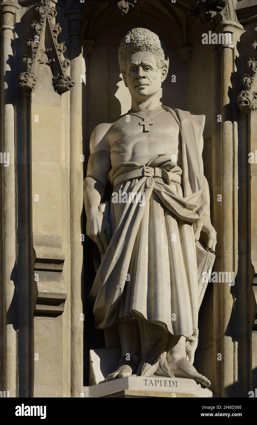 London, England, Großbritannien. Westminster Abbey - The Modern Martyrs (Tim Crawley, 1998) Statuen von zehn modernen Märtyrern über dem Haupteingang. Lucian Tapiedi Stockfoto