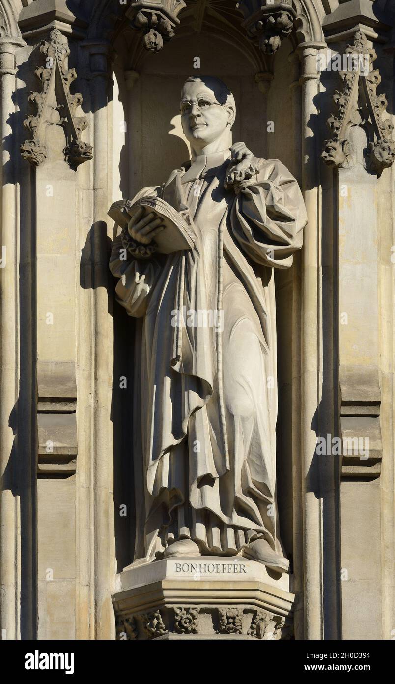 London, England, Großbritannien. Westminster Abbey - The Modern Martyrs (Tim Crawley, 1998) Statuen von zehn modernen Märtyrern über dem Haupteingang. Dietrich Bonhoeffer Stockfoto