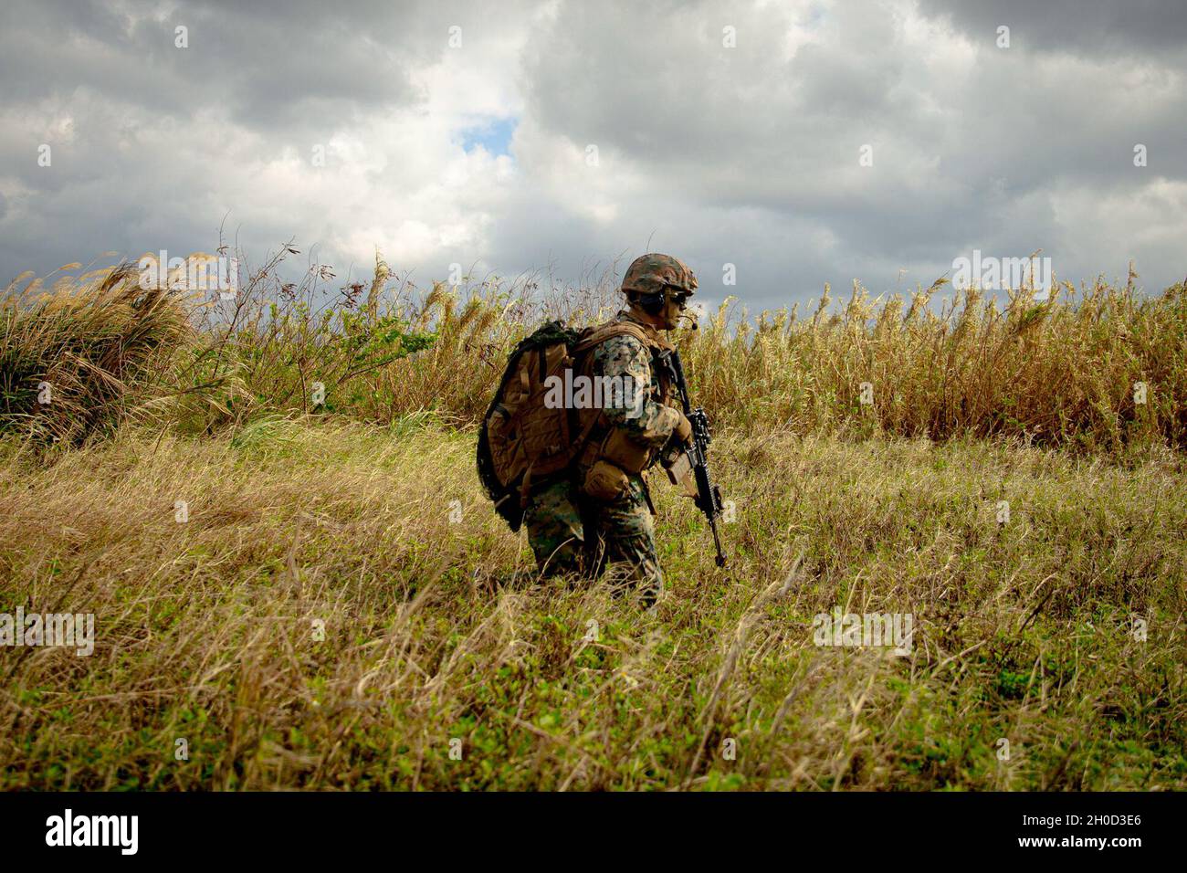 US Marine 2. LT. David Craven, ein Zugkommandant der India Company, des 3. Bataillons, der 4. Marine, der 31. Marine Expeditionary Unit (MEU) und ein gebürtiger Speculator, New York, führt während eines Hubschrauberangriffs auf IE Shima, Okinawa, Japan, am 28. Januar 2021 eine Patrouille durch. Die Übung bereitete die Marines of India Company auf zukünftige Einsätze als Hubschrauber-Einsatztruppe des 31. MEU vor. Die 31. MEU ist an Bord von Schiffen der America Expeditionary Strike Group im Einsatzgebiet der 7. Flotte tätig, um die Interoperabilität mit Verbündeten und Partnern zu verbessern und als einsatzbereite Einsatztruppe zur Verteidigung von Frieden A zu dienen Stockfoto