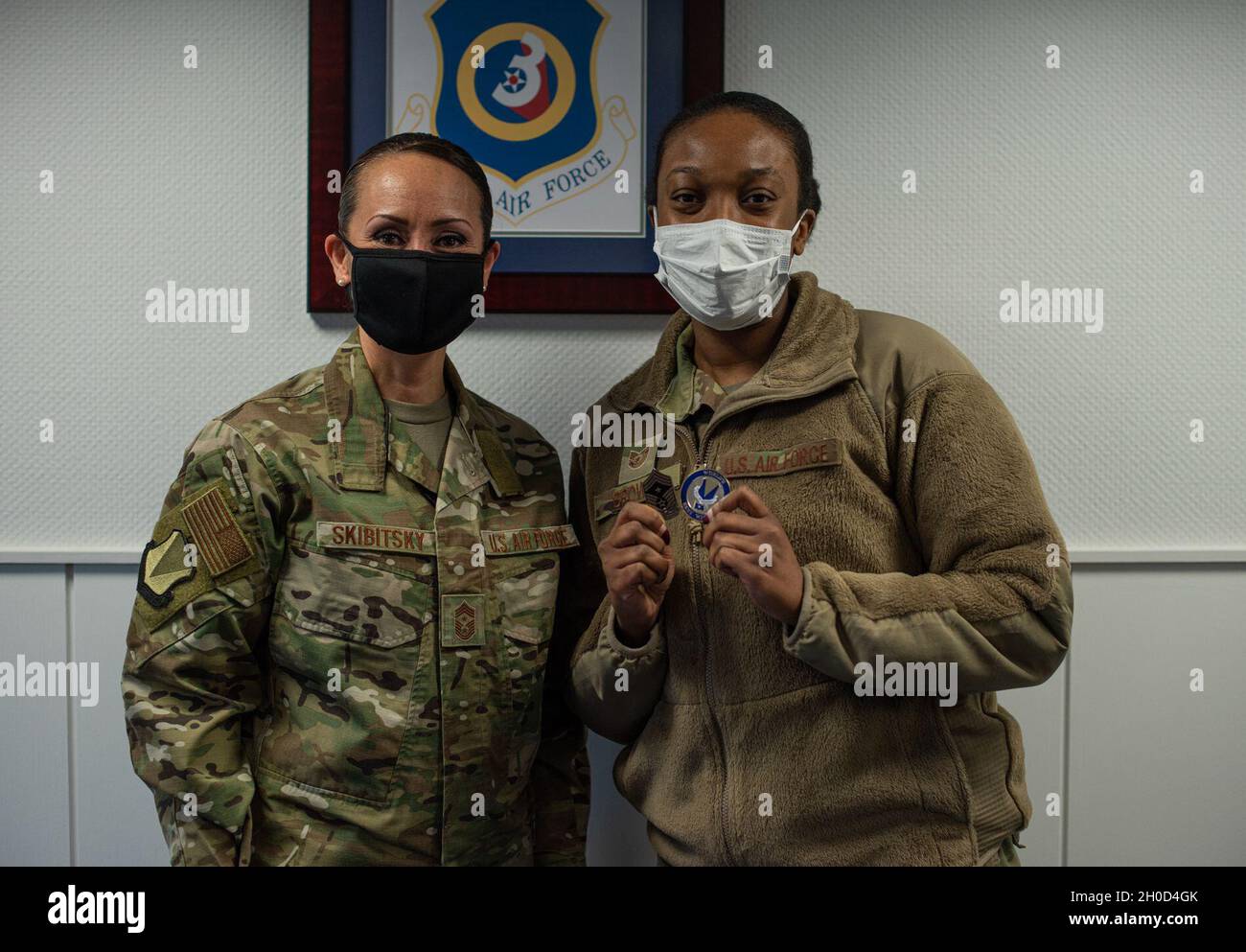 US Air Force Tech. Sgt. Tamara Brown, Leiterin der Abteilung für Patientenverwaltung des 86. Medizinischen Unterstützungsgeschwaders, steht mit dem Kommandochef des 86. Luftlift-Flügels, Master Sgt. Hope Skibitsky, auf dem Luftwaffenstützpunkt Ramstein, Deutschland, 28. Januar 2021. Brown beaufsichtigt drei Arbeitszentren und 102 Patientenverwaltungsprogramme. Stockfoto