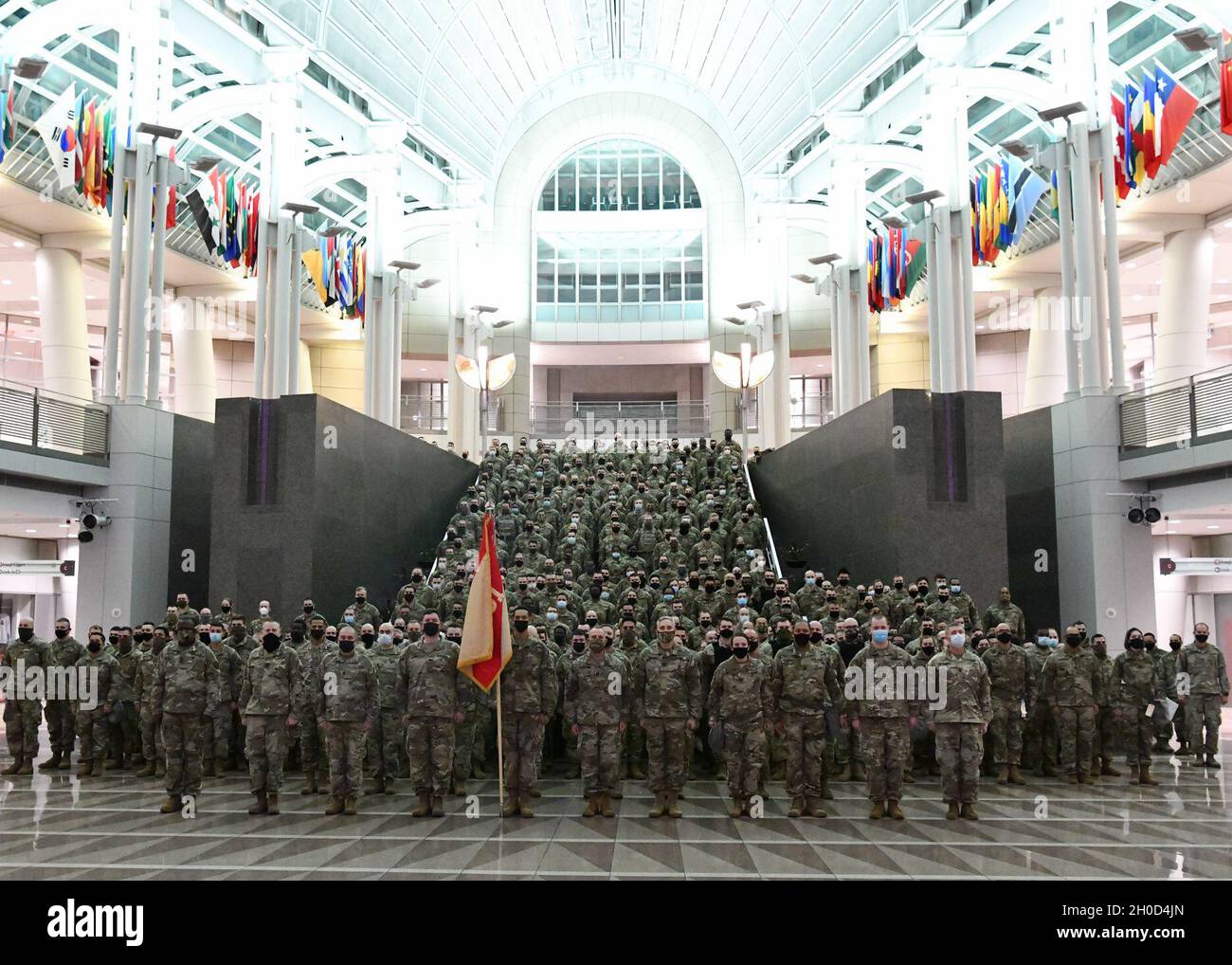 US-Soldaten und Luftwaffe mit der Massachusetts National Guard wurden als Spezialpolizei von einem US-Marschall in Washington, D.C., am 28. Januar 2021, deputiert. Die Nationalgarde wurde aufgefordert, die Strafverfolgungsbehörden der Bundesstaaten bis Mitte März mit Sicherheit, Kommunikation, medizinischer Evakuierung, Logistik und Sicherheitsunterstützung für staatliche, Bezirks- und Bundesbehörden zu unterstützen. Stockfoto