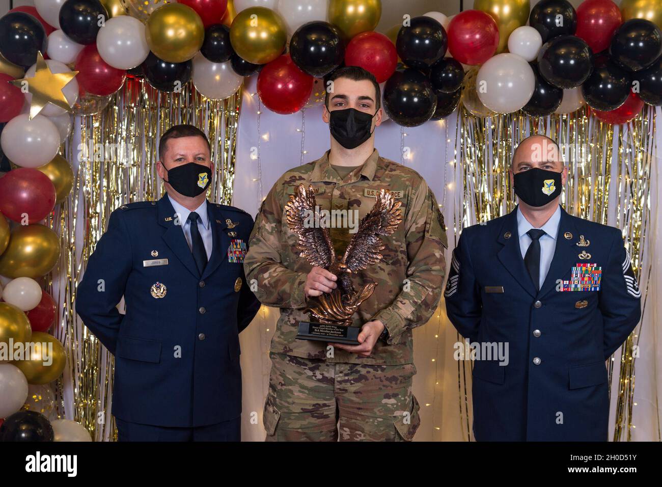 Senior Airman Nichola Jackson, 436. Kommunikationsgeschwader, posiert für ein Foto mit Col. Matthew Jones, 436. Luftlift-Flügel-Kommandant, und Chief Master Sgt. Jeremiah Grisham, 436. Interim-Kommandochef der AW, nach Abschluss der 436. AW 2020 Annual Awards Ceremony auf der Dover Air Force Base, Delaware, 28. Januar 2021. Jackson wurde zum Ehrengarde des Flügels des Jahres ernannt und erhielt eine Adler-Trophäe. Stockfoto