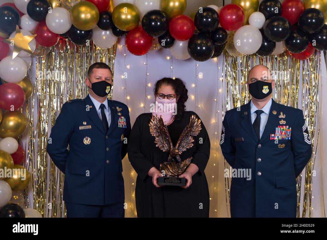 Carmel-Ann Feliciani, 436. Wing Staff Agencies, posiert für ein Foto mit Col. Matthew Jones, dem 436. Luftwaffenkommandanten und Chief Master Sgt. Jeremiah Grisham, 436. Interim-Kommandochef der AW, nach Abschluss der 436. AW 2020 Annual Awards Ceremony auf der Dover Air Force Base, Delaware, 28. Januar 2021. Feliciani wurde als Zivilist des Jahres der Kategorie III des Flügels ausgezeichnet und erhielt eine Adler-Trophäe. Stockfoto