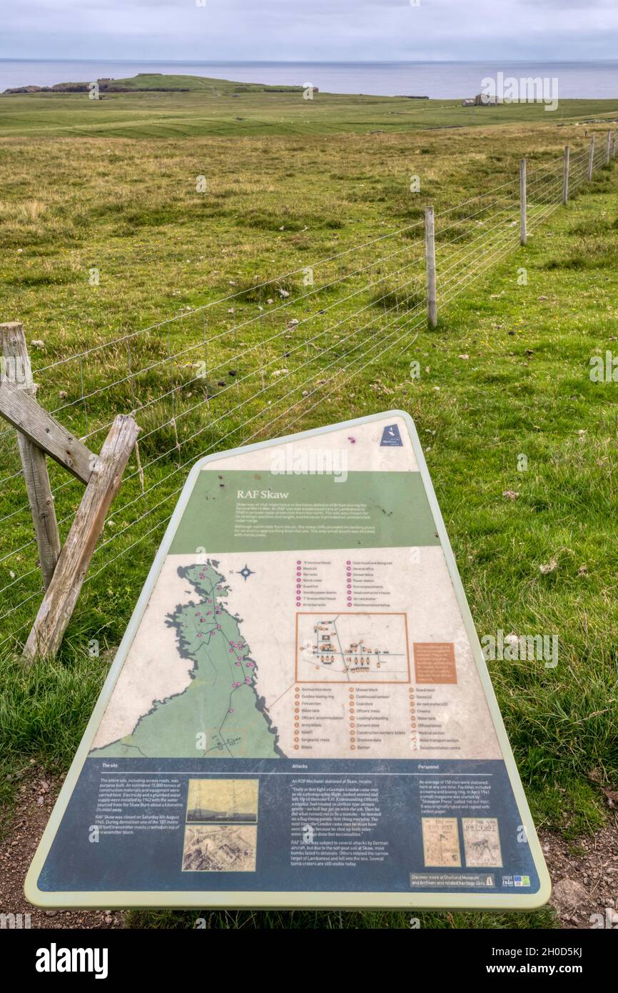 Informationstafel über die nicht mehr genutzte RAF Skaw Radarstation auf Lamba Ness, Unst, Shetland. Geplanter Standort des SaxaVord Spaceport oder Shetland Space Center. Stockfoto