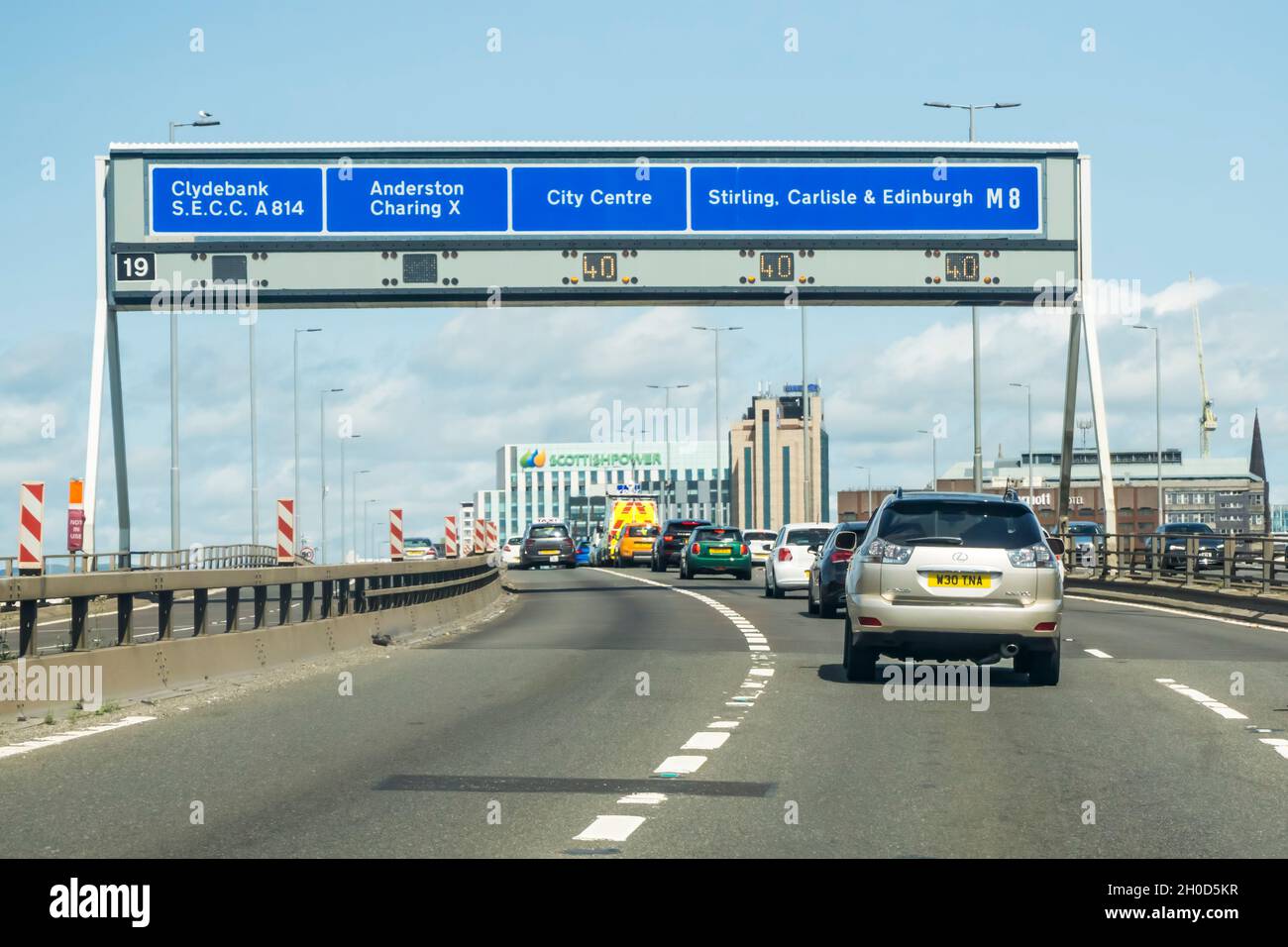 Overhead-Gantry mit Spuranzeigen und digitalen variablen Geschwindigkeitsbegrenzungen über die Autobahn M8, die sich der Kingston Bridge in Glasgow nähert. Stockfoto