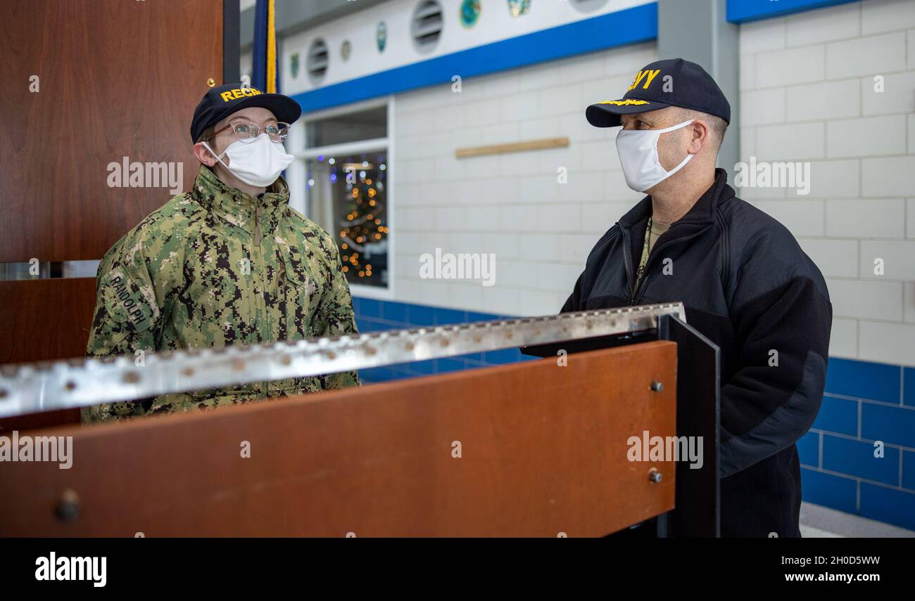 Capt. Erik Thors, Kommandant des Recruit Training Command, fragt den Seaman-Rekruten Haley Randolph, in welchem Jahr die Verfassung unterzeichnet wurde. Rekruten werden geschult, um grundlegende Überwachungsfähigkeiten zu besitzen, wie zum Beispiel alle Personen herauszufordern, die versuchen, Zugang zu Regierungseigentum zu erhalten, und über grundlegende militärische Kenntnisse zu verfügen. Watchstanding ist eine der vielen grundlegenden Fähigkeiten, die Rekruten auf ihrer Reise zum Seemann in der feinsten Marine der Welt benötigen. Mehr als 40,000 Rekruten trainieren jährlich im einzigen Bootcamp der Marine. Stockfoto