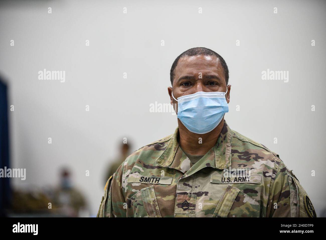 US Army Staff Sgt. David Smith, ein Kampfmediziner für die 104. Medizinische Firma Area Support, posiert für ein Foto am 29. Januar 2021, an einer Impfstelle am Küstenwachhof in Baltimore. Die mobilen Impfteams der Nationalgarde von Maryland unterstützen die Gesundheitsbehörden des Landkreises direkt und unterstützen die Impfbemühungen. Stockfoto