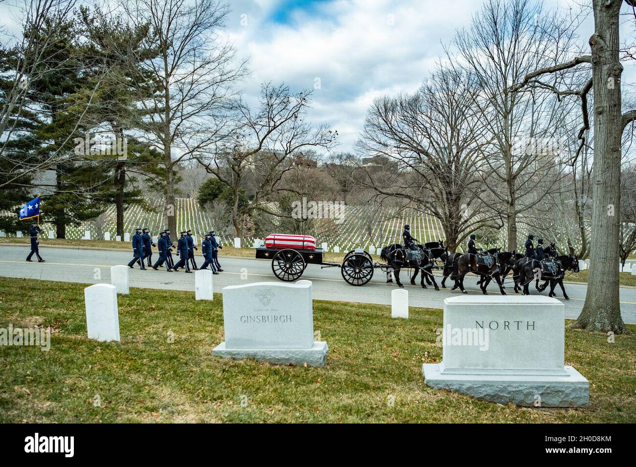 Die Ehrengarde der US-Luftwaffe, ein Schlagzeuger und Bugler der US Air Force Band, und das 3d-US-Infanterie-Regiment (The Old Guard) Caisson Platoon führten modifizierte militärische Begräbniszeremonie mit Begräbniseskorte für US Air Force LT. General (ausgeschieden) durch. Brent Scowcroft in Sektion 30 des Arlington National Cemetery, Arlington, Virginia, 29. Januar 2021. Scowcroft, Absolvent der U.S. Military Academy in West Point im Jahr 1947, diente von 1947 bis zu seiner Pensionierung als LT. General 1975 unserer Nation in Uniform. Er war der neunte und 17. Nationale Sicherheitsdienst unter den ehemaligen Präsidenten Gerald R. Ford und Geor Stockfoto