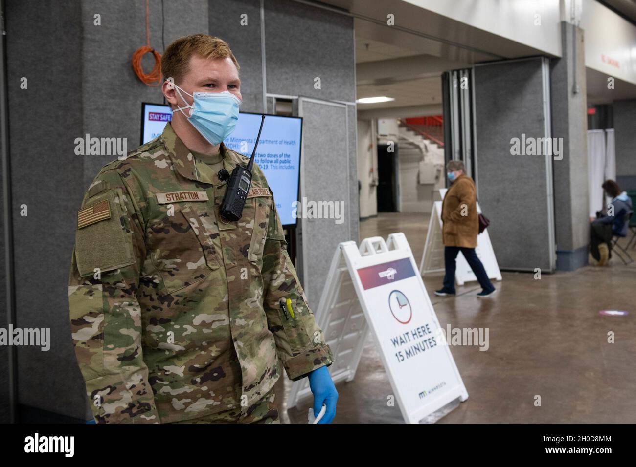 Personal Sgt. Jacob Stratton, ein Spezialist für Straßen und Gelände mit der 133. Zivilingenieursgeschwader, 133. Luftlift-Flügel, überwacht das Beobachtungsgebiet, in dem die Patienten nach Erhalt des COVID-19-Impfstoffs 15 Minuten lang sitzen, um mögliche Nebenwirkungen zu überwachen. Soldaten und Luftwaffe der Minnesota National Guard unterstützen den Bundesstaat Minnesota durch medizinische und administrative Unterstützung an kommunalen Impfstellen sowie durch die Unterstützung von COVID-19-Testzentren und Langzeitpflegeeinrichtungen. (Minnesota Stockfoto