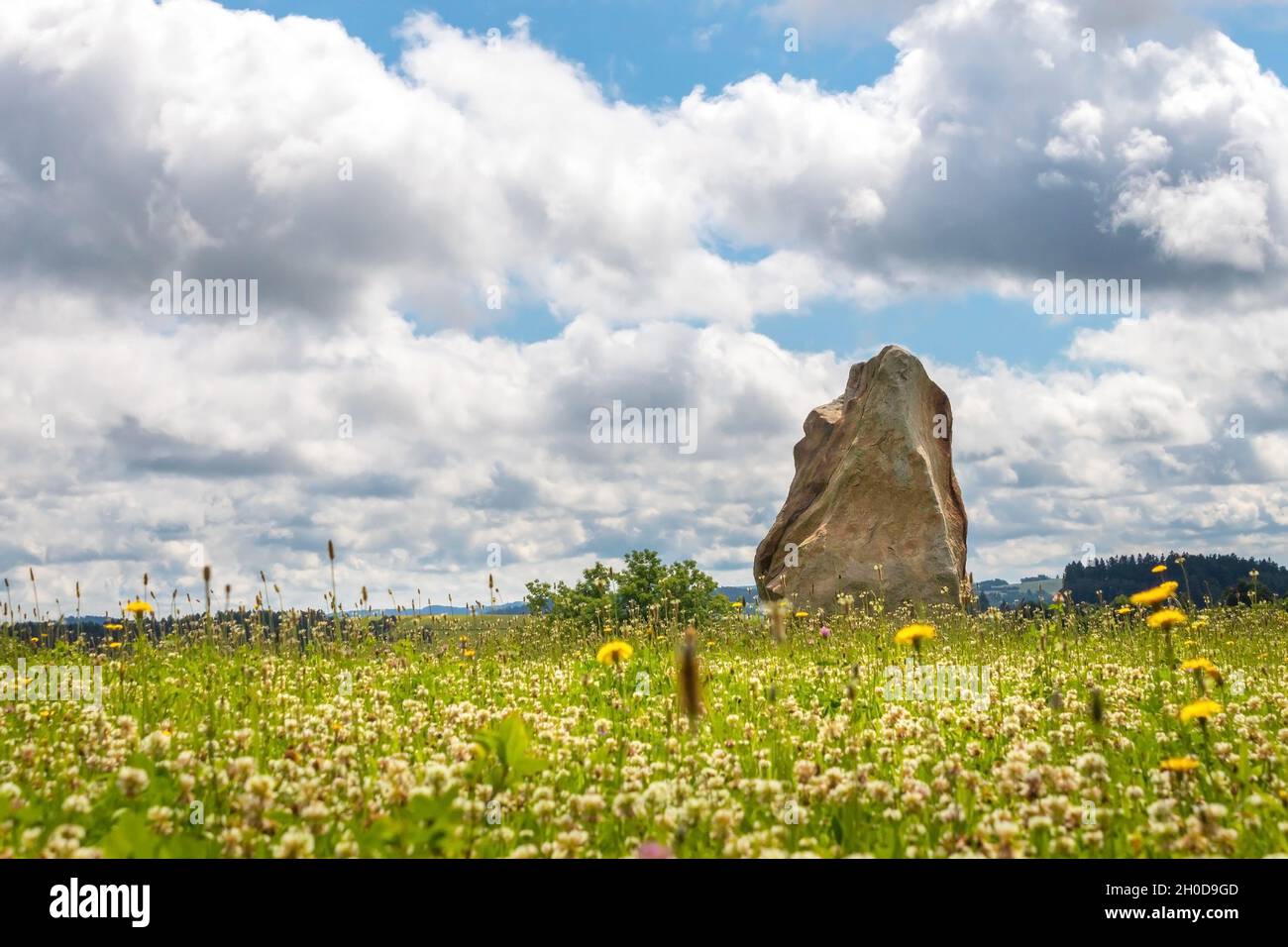 Radek Jaros Denkmal - großer Stein im Sattel zwischen dem Dratnik Felsen und dem Dorf Samotin, Tschechische republik Stockfoto