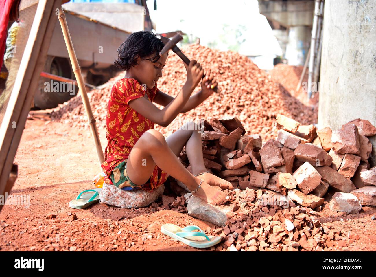 Dhaka, Bangladesch - 13. Mai 2017: Kinder arbeiten daran, in Dhakas Keraniganj Ziegel zu brechen, um ihren Familien finanziell zu helfen. Stockfoto