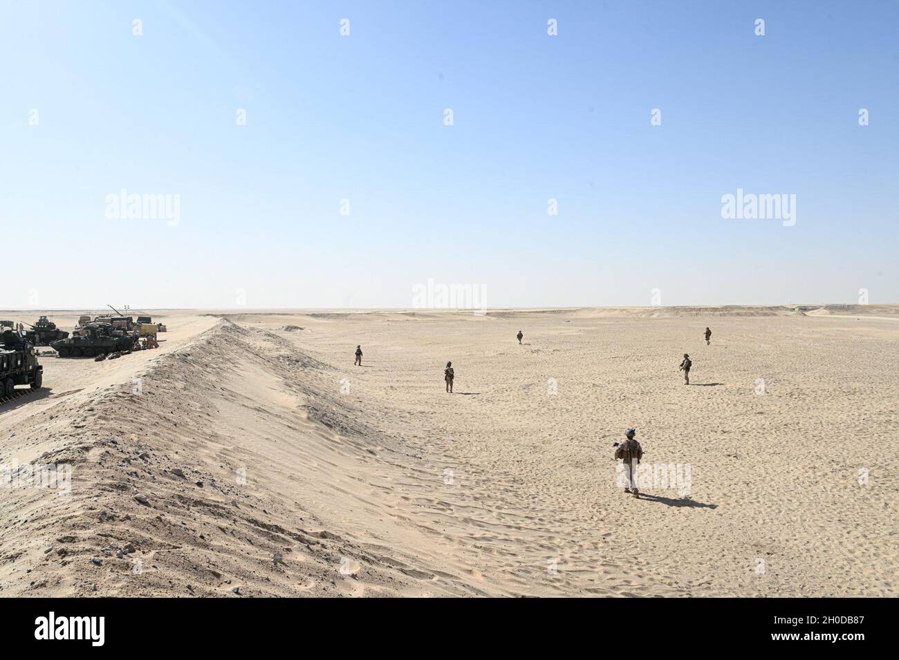 210130-M-ZN327-1012 LAGER BUEHRING, Kuwait (Jan 30, 2021) – U.S. Marines with Alpha Company, Bataillon Landing Team 1/4 and Combat Logistics Bataillon 15, 15th Marine Expeditionary Unit, patrouillieren während einer Theateramphibious Combat Probere (TACR) im Camp Buehring, Kuwait, Januar 30. TACR integriert die Aktiva der US-Marine und des Marine Corps, um eine Reihe von kritischen Kampffähigkeiten zu üben und zu Proben, die dem US-Zentralkommando sowohl über Wasser als auch an Land zur Verfügung stehen, um Stabilität und Sicherheit in der Region zu fördern. Die 15. MEU wird zur 5. Flucht der USA eingesetzt Stockfoto