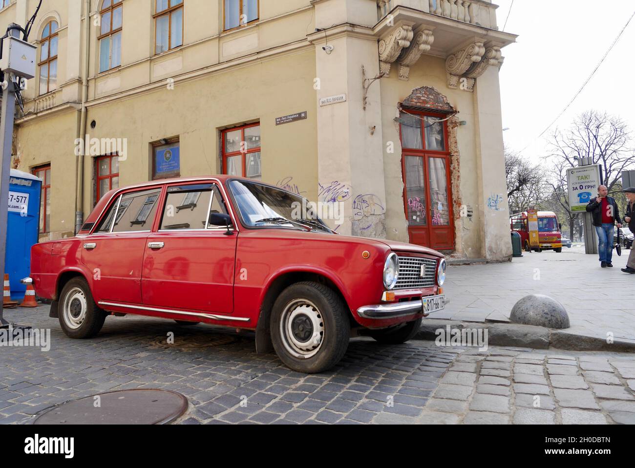 Lviv, 6.04.2019. Roter Oldtimer in den Straßen von Lviv. Stockfoto