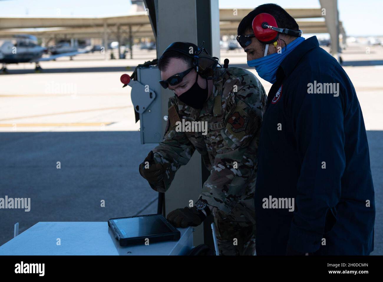 Col. Craig Prather, 47. Kommandant des Flying Training Wings, tritt am 01. Februar 2021 in Laughlin Air Force Base, Texas, mit dem Wartungschef George Hernandez auf der Fluglinie zusammen, um über die T-6A Texan II zu schauen. Dieser Besuch war Teil des Eintauchens von Col. Prather mit den Wartungsteams an der Fluglinie. Stockfoto